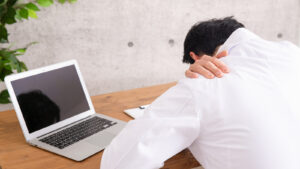 打ちひしがれる男性