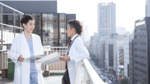 分院の話をしている医師