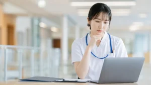 看護師の採用単価に悩む人事担当の女性