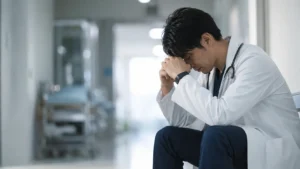 無茶な働き方をしたせいで健康寿命が削られている医者