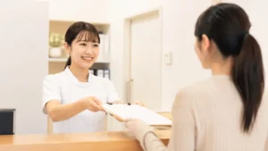 医療接遇を学んで患者に朗らかに対応するクリニックの受付看護師