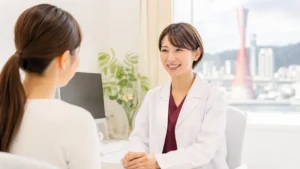 おすすめの神戸市の婦人科の女医先生が患者を診察している場面イメージ