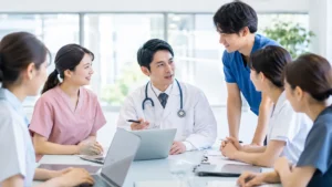 チーム医療を達成するためにそれぞれの役職の医療関係者が集まって情報を共有しているところ