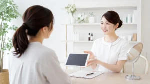 美容クリニックの集客方法を試し、受付で口コミをお願いしている様子
