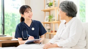 訪問看護でお家にお伺いし患者さんに対応する看護師