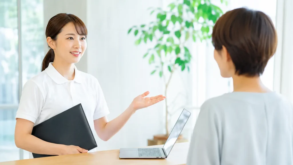 訪問看護の営業を看護師がしているところ