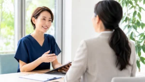 訪問看護の営業トークを用いケアマネジャーに自訪問看護ステーションを紹介する様子