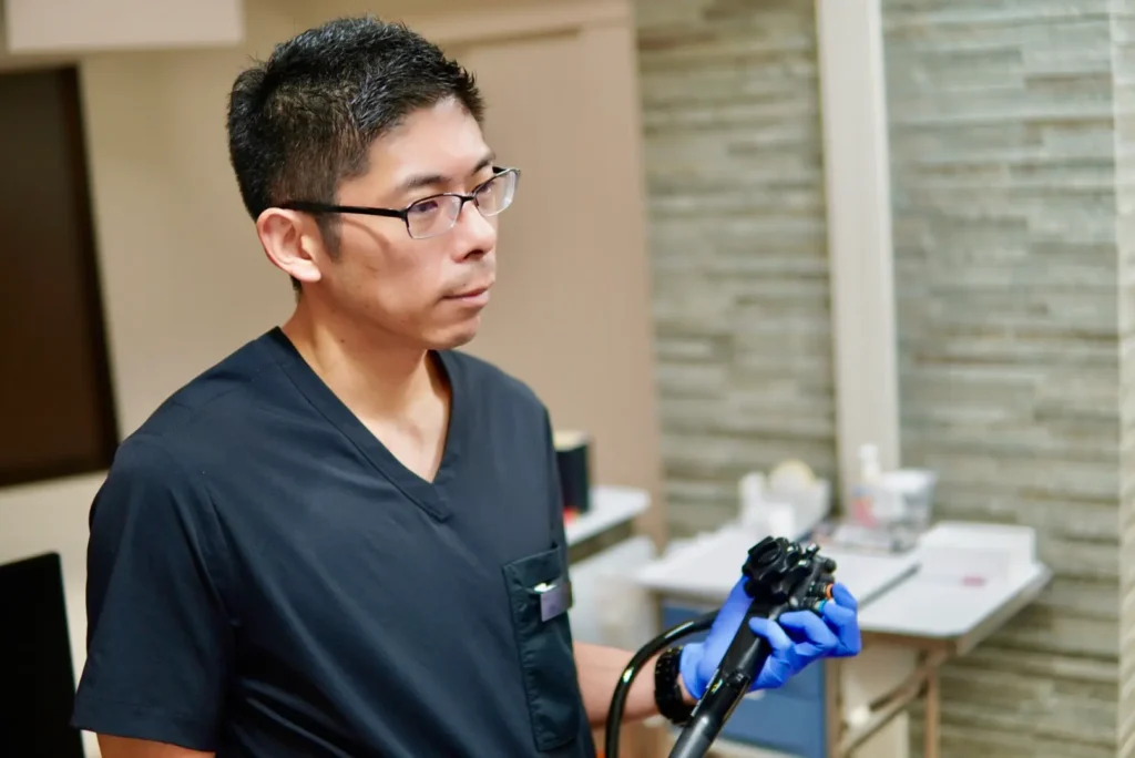 いけざわ神戸元町クリニックの院長が内視鏡検査する様子
