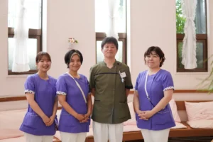 マムクリニックという神戸市北区の産婦人科でインタビューをした際にこたえてくださった院長及び看護師さんの集合写真