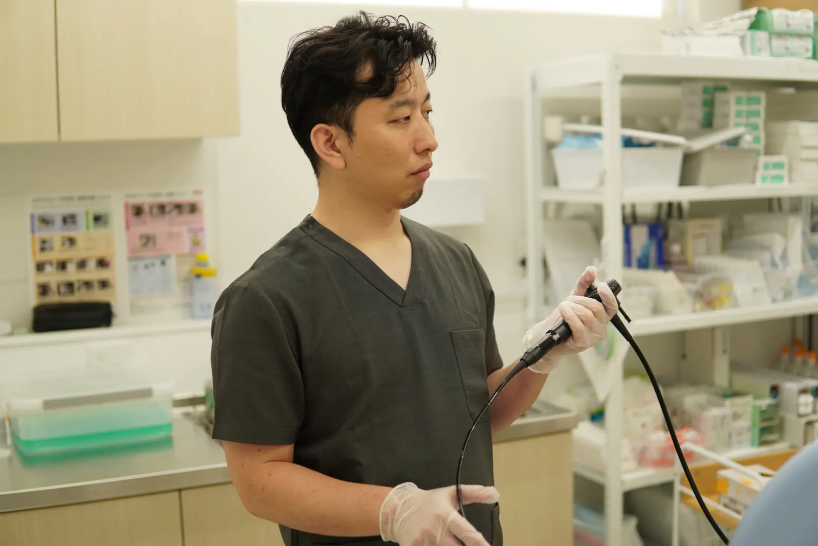 こいと腎泌尿器科クリニックの院長先生が検査をしている写真