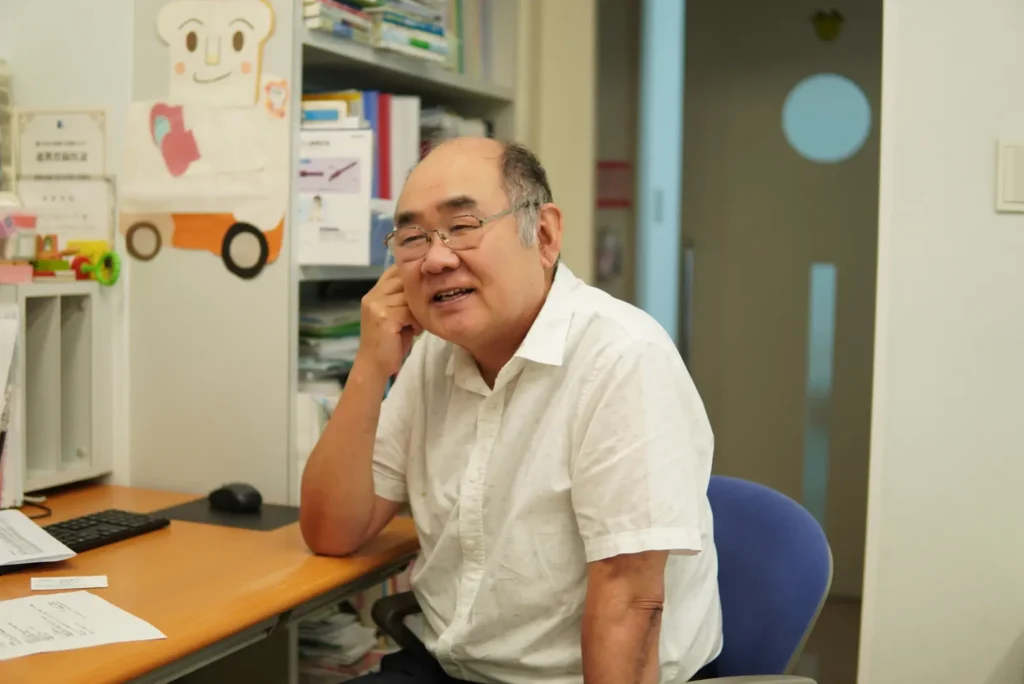 ゆたかこどもクリニックの中村院長が診療をしている場面