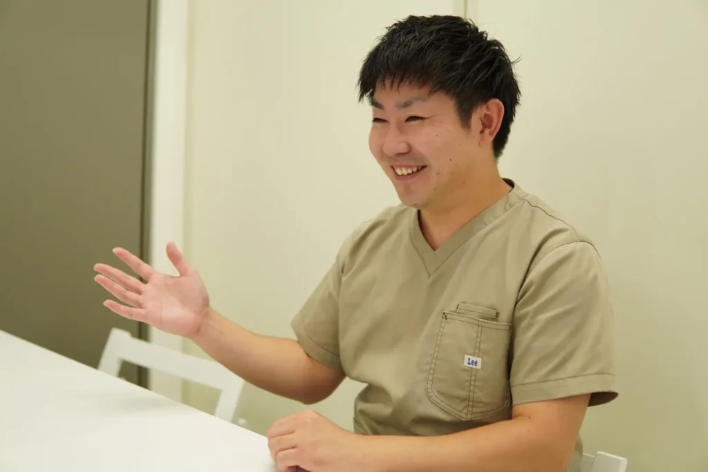 ひかりの在宅診療所の院長先生が笑っている写真