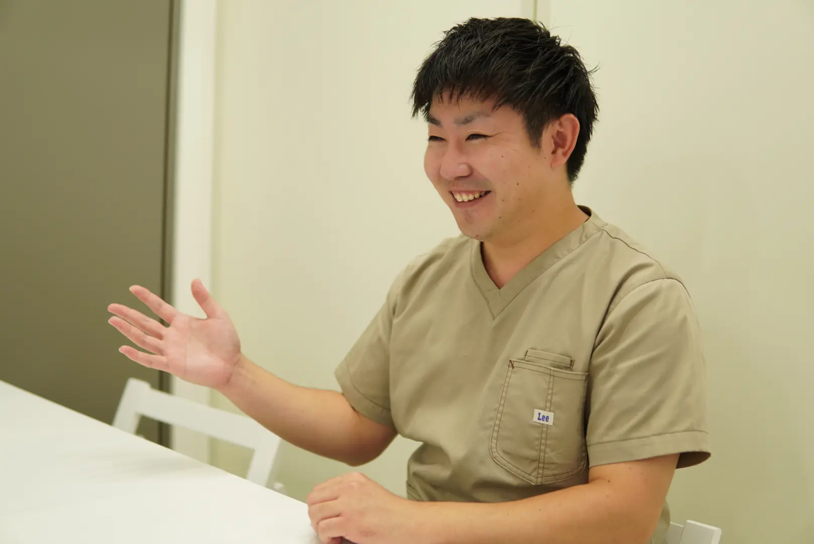 ひかりの在宅診療所の院長先生が笑っている写真