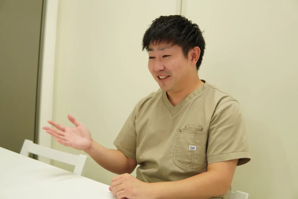 ひかりの在宅診療所の院長先生が話している写真