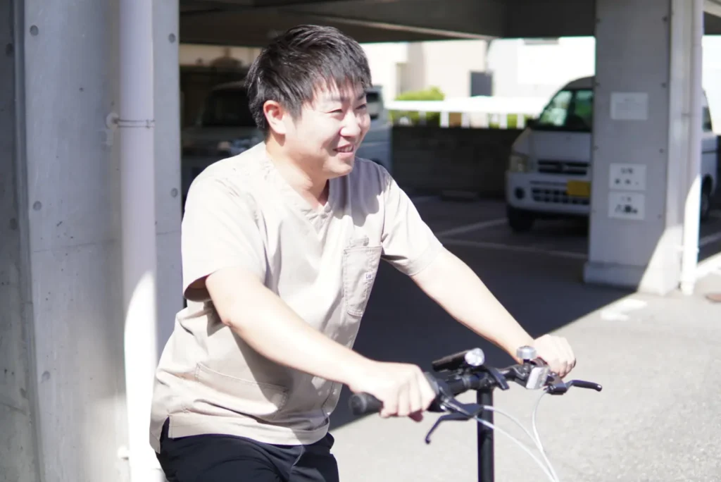 ひかりの在宅診療所の院長先生が自転車に乗っている写真