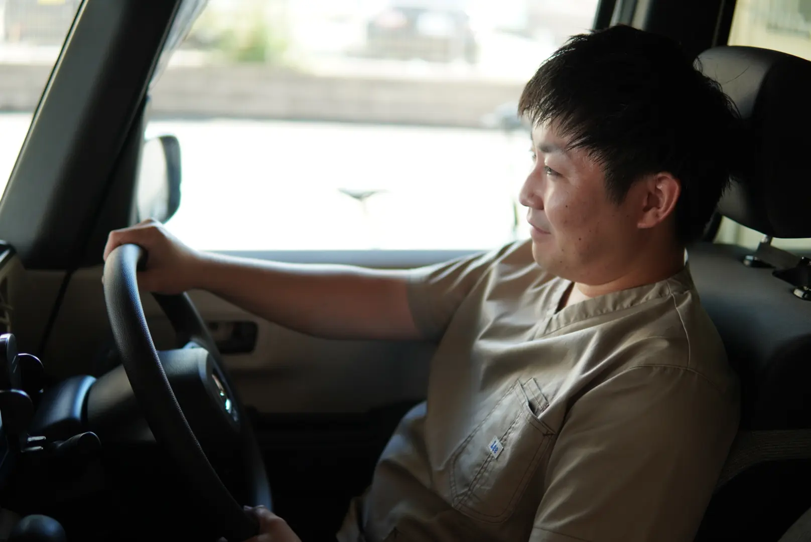 ひかりの在宅診療所の院長先生が車を運転している写真